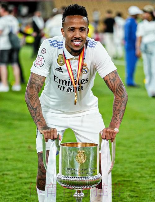 皇马19年时计划签德里赫特 但首席球探更看好米利唐 皇马19年时计划签德里赫特 但首席球探更看好米利唐